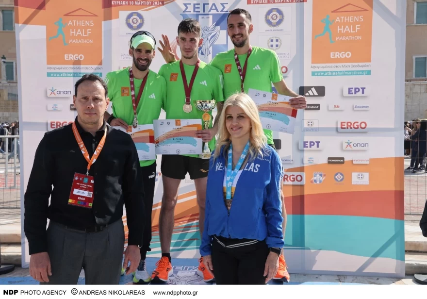 Ο Κώστας Κεντέρης και η Έλενα Ράπτη με τους νικητές του 12ου Ημιμαραθωνίου της Αθήνας