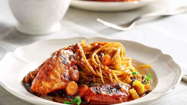 Όλα τα μυστικά για παραδοσιακό κοκκινιστό κοτόπουλο κατσαρόλας με μακαρόνια από την Αργυρώ