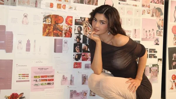 Η Kylie Jenner λάνσαρε το πρώτο της άρωμα και είναι πραγματικά... Cosmic!