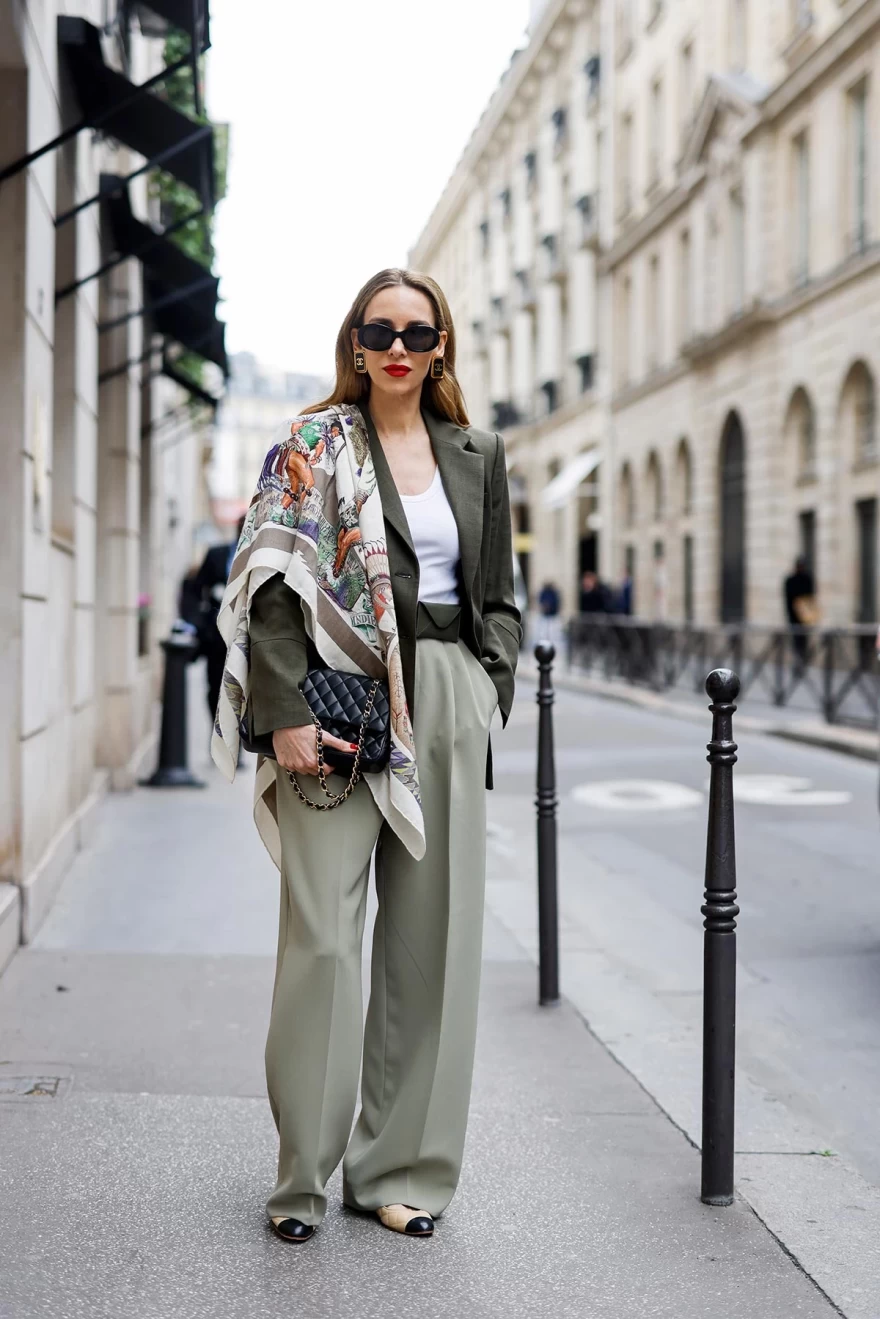 λαδί κοστούμι