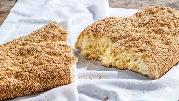 Απαραίτητη για το τραπέζι της Καθαράς Δευτέρας - Εύκολη συνταγή για αφράτη και παραδοσιακή λαγάνα