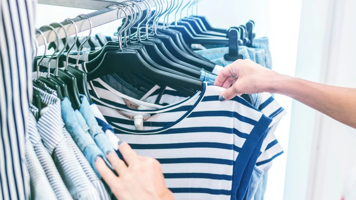 Το έξυπνο κόλπο για να δεις εάν ξεβάφουν τα ρούχα σου πριν τα βάλεις στο πλυντήριο