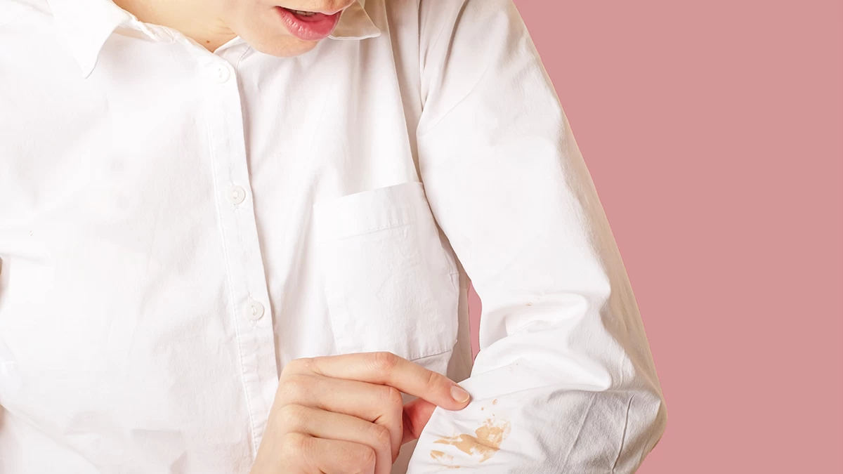 Λέρωσες τα ρούχα σου με make-up; Το κόλπο για να το αφαιρέσεις χωρίς να πανικοβληθείς