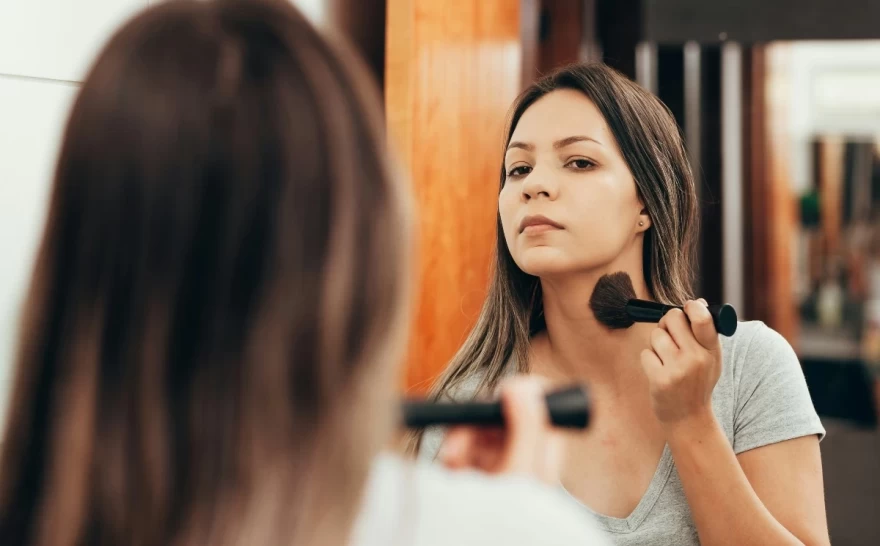 γυναίκα απλώνει makeup