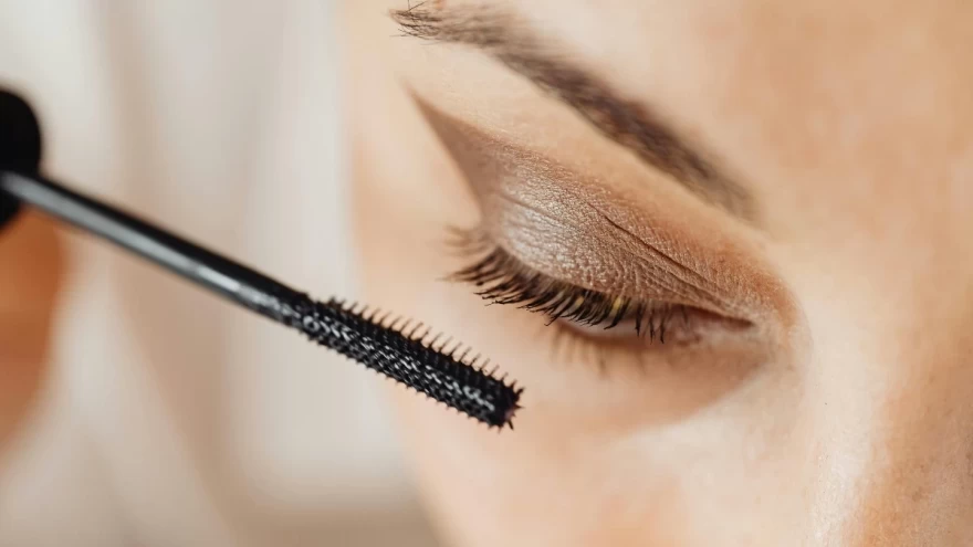 εφαρμογή μαύρης μάσκαρα