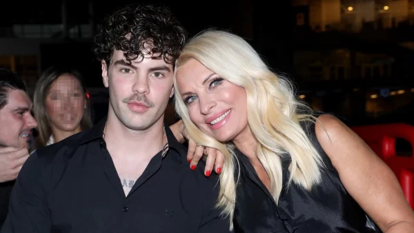 Ελένη Μενεγάκη: Στην αγκαλιά του πρωτότοκου παιδιού της - Φωτογραφήθηκε στη μέση του δρόμου με τον Άγγελο Λάτσιο