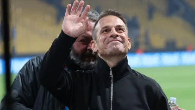 Ντέμης Νικολαΐδης: Σπάνια δημόσια εμφάνιση για τον παλαίμαχο ποδοσφαιριστή - ''Πιάστηκε'' επί το έργον