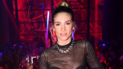 Αθηνά Οικονομάκου: Με εντυπωσιακή διαφάνεια & πολύ ιδιαίτερο παντελόνι - Όλα τα βλέμματα πάνω της στο πάρτι των γενεθλίων της