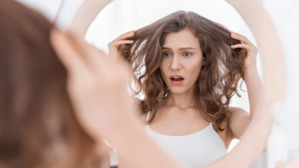 Με αυτά τα έξυπνα τρικ θα απαλλαγείς από τα «λαδωμένα» μαλλιά & θα δείχνουν σαν φρεσκολουσμένα, χωρίς ίχνος λιπαρότητας!