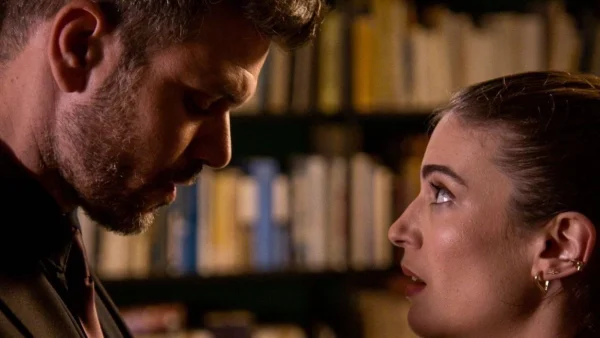 Οι Παγιδευμένοι: «Είμαι έγκυος» - Λίγο αφού θα ανακοινώσει τα νέα, τον βρίσκουν αιμόφυρτο και χαροπαλεύει