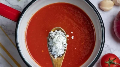 Σου έγινε λύσσα το φαγητό; Έξυπνα tips που τραβούν το παραπάνω αλάτι από τη συνταγή σου