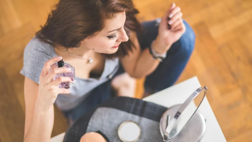 γυναίκα ψεκάζεται με άρωμα