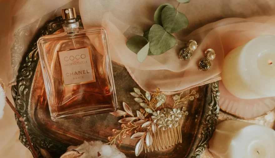 άρωμα μαζί με κοσμήματα