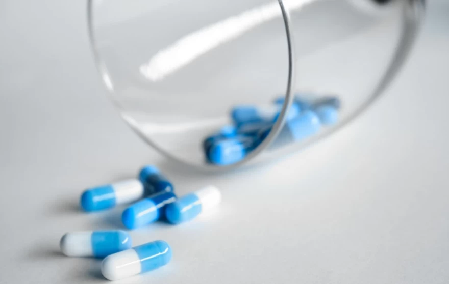 χάπια σε ένα ποτήρι
