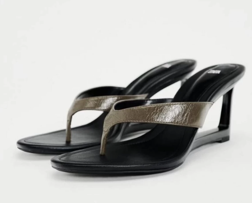 πέδιλα με ιδιαίτερο τακούνι