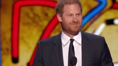 Πρίγκιπας Χάρι: Γυμνός στην πισίνα με στρίπερ αγκαλιά - Φωτογραφίες που "καίνε" τον σύζυγο της Μέγκαν Μαρκλ