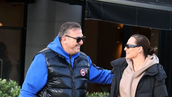 Αντώνης Ρέμος: Με αθλητικές φόρμες και γυαλιά ηλίου στο πρόσωπο - Αγκαλιά με την Υβόννη Μπόσνιακ στους δρόμους της Γλυφάδας