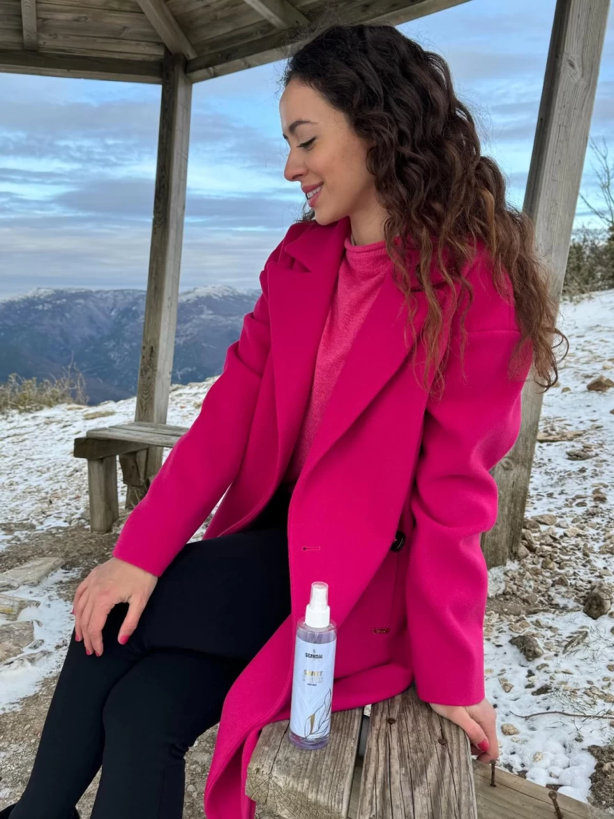 H Κάλλια Μέξη στην Ξάνθη ποζάρει με το body mist της σειράς scandal beauty