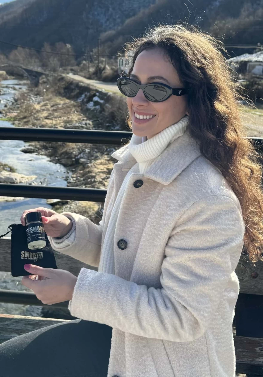 Η Κάλλια Μέξη χρησιμοποιεί το έλαιο μαλλιών scandal beauty