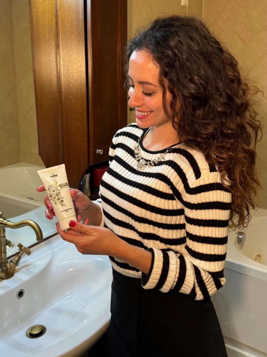 Η Κάλλια Μέξη χρησιμοποιεί το τζελ scandal beauty