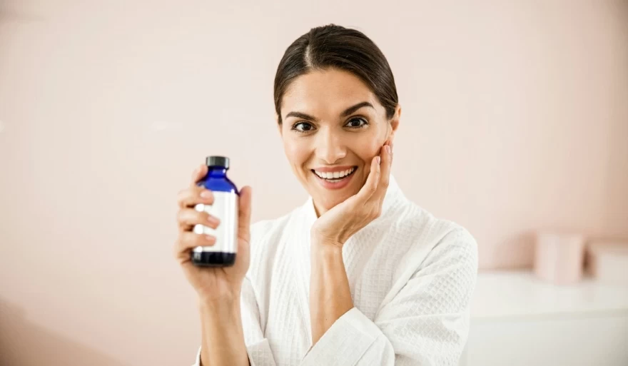 γυναίκα φροντίζει την επιδερμίδα της