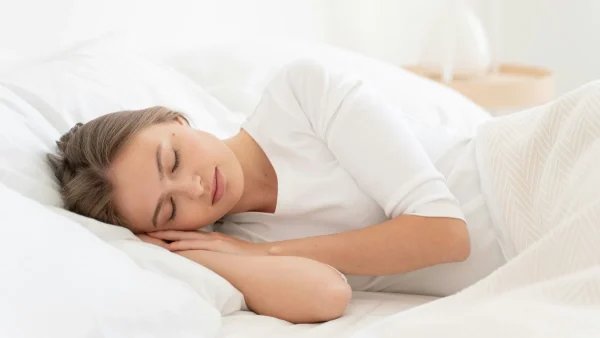 Τρίζεις τα δόντια σου στον ύπνο; Γιατί συμβαίνει αυτό & πώς μπορείς να το σταματήσεις;