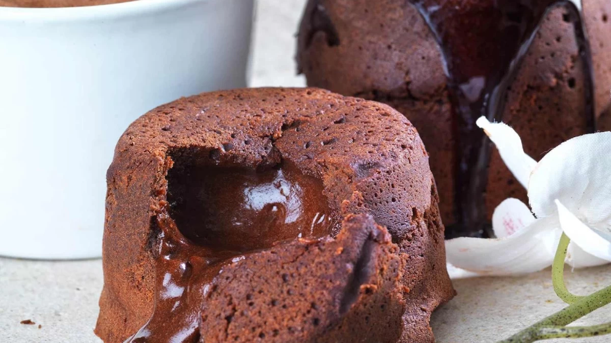 Σουφλέ σοκολάτας στο σπίτι: Θα χρειαστείτε μόνο 6 υλικά και 10 λεπτά για τη συνταγή! Βουτάς το κουτάλι και η σοκολάτα ρέει