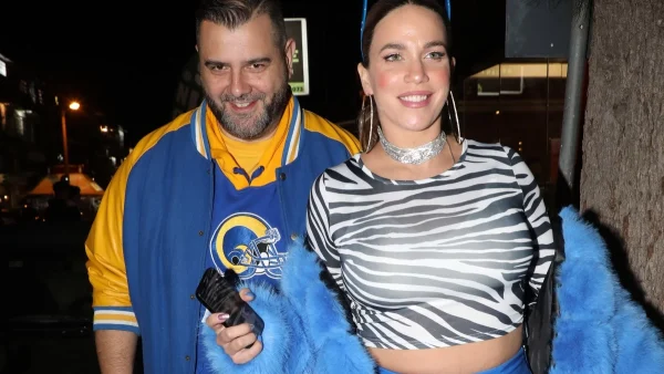 Κατερίνα Στικούδη: Με μπλε βινύλ παντελόνι και γούνα - Η πρώτη δημόσια έξοδος ένα μήνα από τον τοκετό της