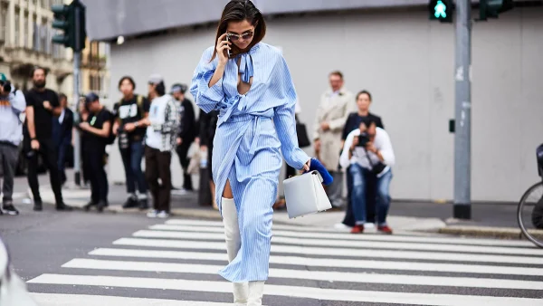 Μπότες με φορέματα την άνοιξη; Ναι εάν δεις αυτούς τους μοδάτους συνδυασμούς