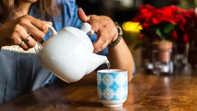 Ζεστό νερό και μέλι το πρωί: 10 λόγοι που θα σε βοηθήσει να χάσεις βάρος - Και κάνει καλό στην υγεία