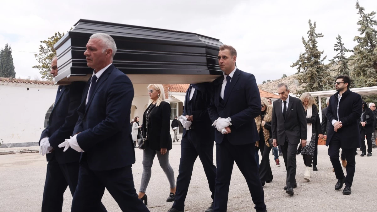 Θρήνος στην κηδεία της Τέτης Σχοινάκη: Τραγική φιγούρα ο αδερφός της Μιχάλης - Η ηχηρή απουσία της Άννας Φόνσου