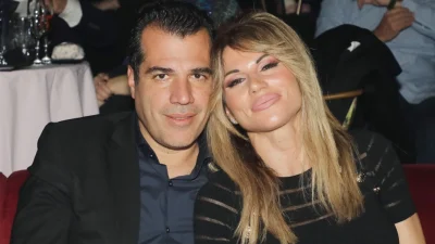Θάνος Πλεύρης:  Με καμπάνα δερμάτινο παντελόνι & σικάτο τζάκετ - Υπέρκομψη η σύζυγός του στη νέα βραδινή έξοδό τους