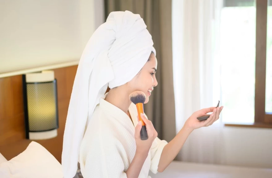 γυναίκα εφαρμόζει πούδρα προσώπου