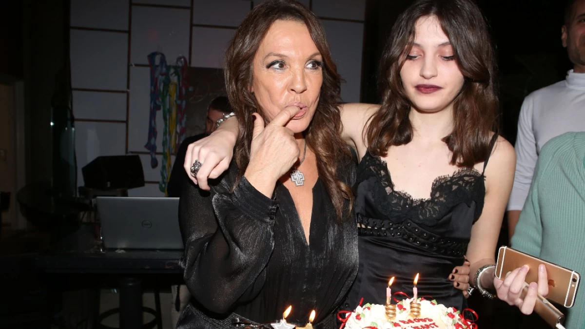 Βάνα Μπάρμπα: Γενέθλια για την ηθοποιό - Έσβησε κεράκια δίπλα στην καλλονή κόρη της