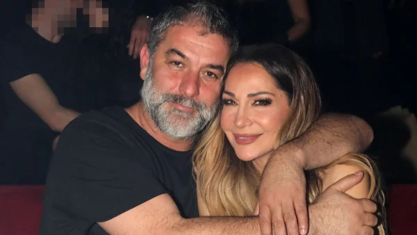 Δέσποινα Βανδή: Πρόταση γάμου από τον Βασίλη Μπισμπίκη; Το μονόπετρο τεραστίων διαστάσεων στο αριστερό της χέρι που λάμπει