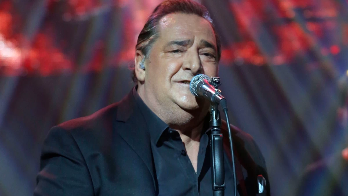 Βασίλης Καρράς: Αυτό είναι το μνήμα του τραγουδιστή - ''Τσακίζει'' κόκκαλα η επιγραφή στον τάφο του