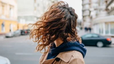 Πώς να ντυθείς όταν φυσάει: Oδηγός για την τέλεια εμφάνιση με τον ερχομό της άνοιξης