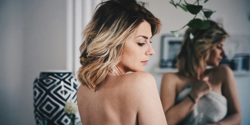 γυναίκα κοιτάζεται στον καθρέφτη