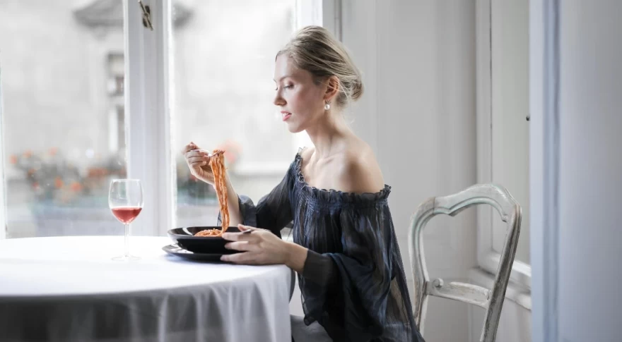 όμορφη γυναίκα τρώει μακαρονάδα