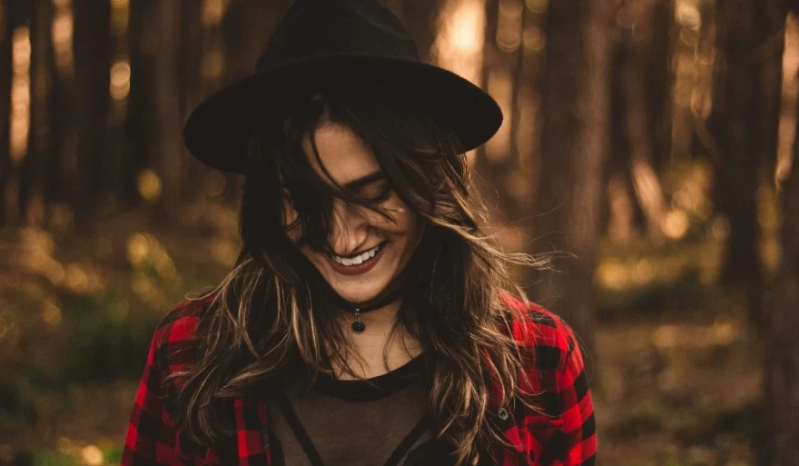 χαμογελαστή γυναίκα