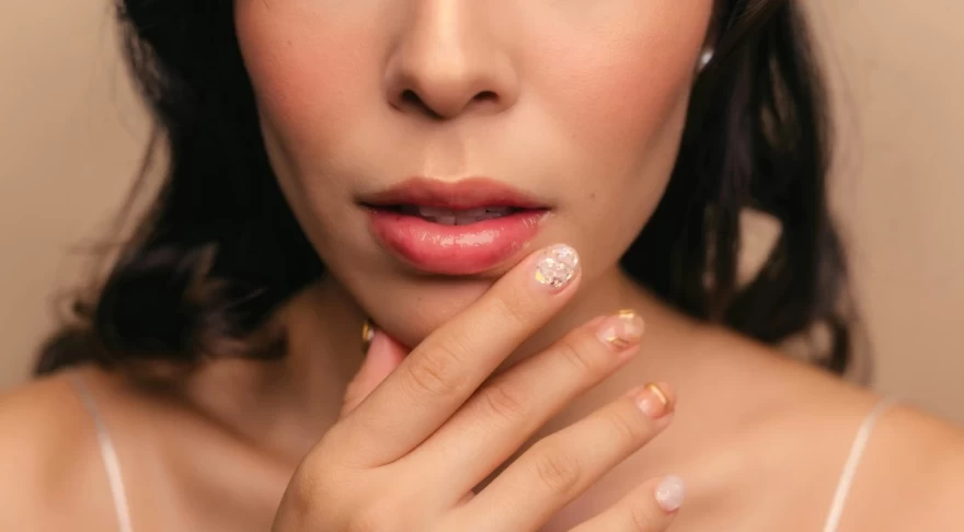 γυναίκα ακουμπά τα χείλη της