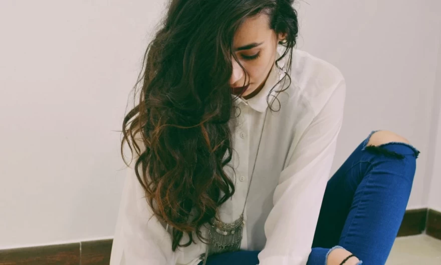 γυναίκα με μακριά σγουρά μαλλιά