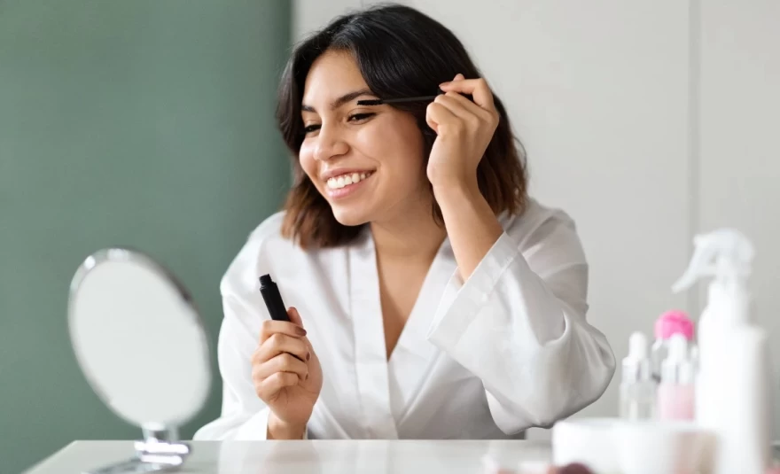 γυναίκα απλώνει μάσκαρα 