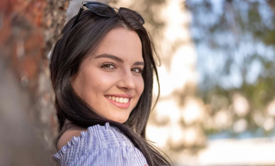 χαμογελαστή γυναίκα