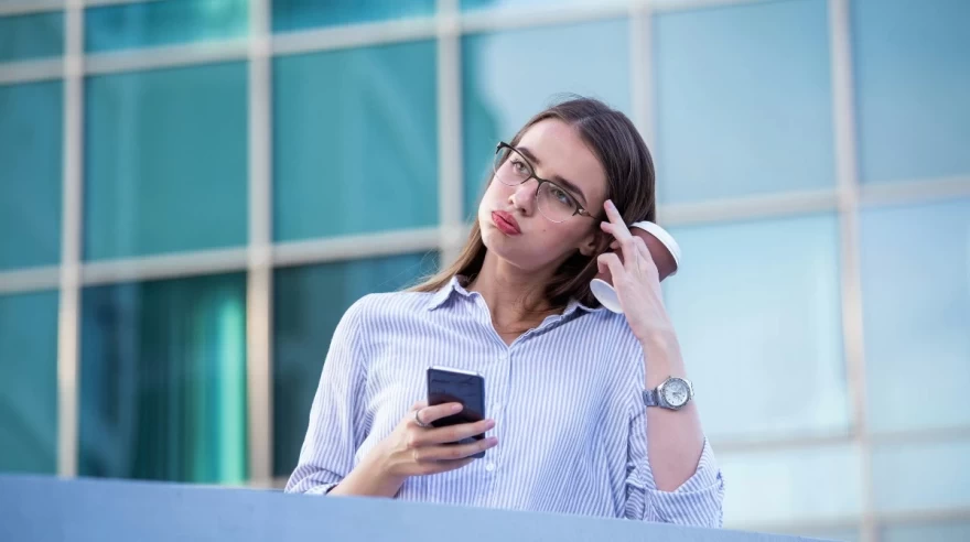 γυναίκα προβληματισμένη
