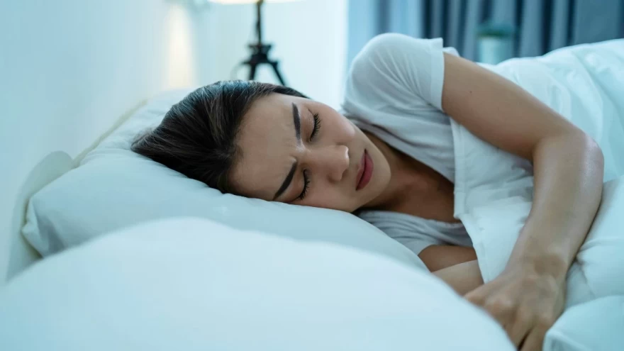 γυναίκα κάνει προβληματικό ύπνο