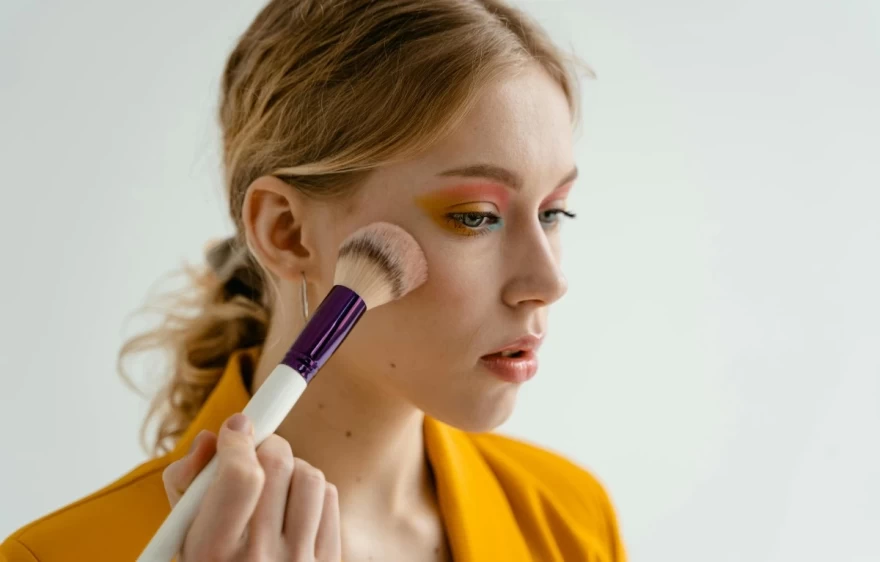 γυναίκα εφαρμόζει ρουζ