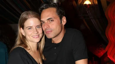 Δανάη Μιχαλάκη: Η τρυφερή φωτογραφία που τράβηξε τον Γιώργο Παπαγεωργίου με την κόρη τους δίπλα στην θάλασσα