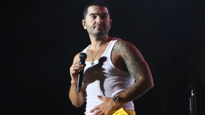 Χρήστος Μάστορας: Με λευκό αμάνικο φανελάκι - Ο κακός χαμός με τον αισθησιακό χορό του όσο σιδέρωνε (Βίντεο)