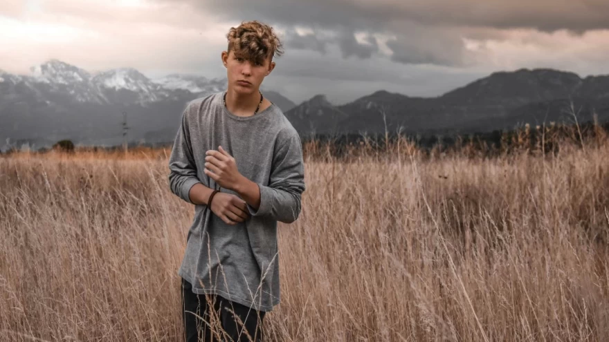 νεαρός στα χωράφια